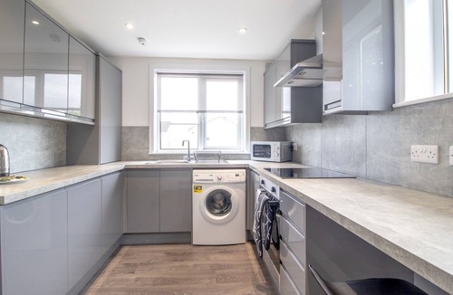 Renfrew Apartment | Renfrew Town Centre, Easy Link to Glasgow City - Pass the Keys