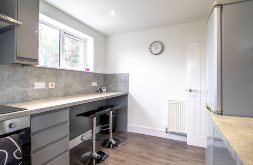 Renfrew Apartment | Renfrew Town Centre, Easy Link to Glasgow City - Pass the Keys