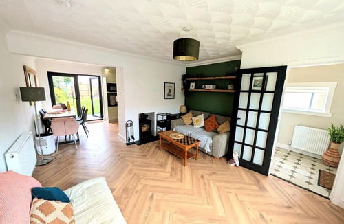 Longcroft House | Rennovated 3 Bed House 7 minute train to the Fringe & Edinburgh City Center with Real Wood Burner
