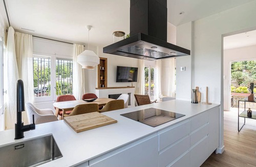 Sant Cugat del Valles House | Renovated villa, pool, barbecue, and just 15 minutes from Barcelona.