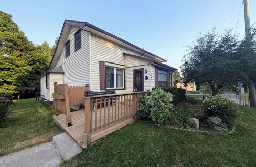 Port Stanley Cottage | Renovated Ravine Cottage | Walk to Beach | Sleeps 8 | A/C, BBQ, & Firepit