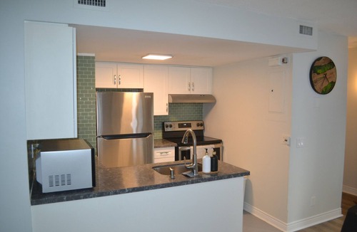 Sherwood Park House | Renovated, Spotless 2BR Townhouse: Private Patio, Parking & by Subway!