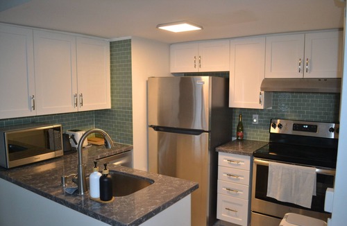 Sherwood Park House | Renovated, Spotless 2BR Townhouse: Private Patio, Parking & by Subway!