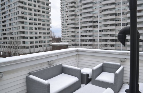 Sherwood Park House | Renovated, Spotless 2BR Townhouse: Private Patio, Parking & by Subway!