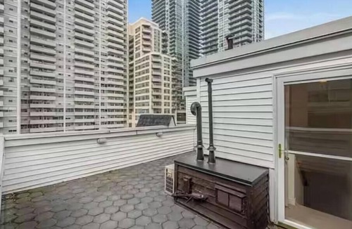 Sherwood Park House | Renovated, Spotless 2BR Townhouse: Private Patio, Parking & by Subway!