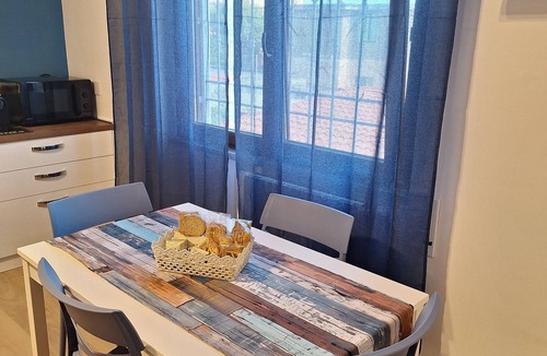 Fiumicino Apartment | Rilassati a 50 metri dal mare. Parcheggia un auto fino a 4,3 metri di lunghezza.