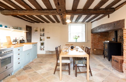 Ipswich House | River House - a historic holiday cottage that sleeps 8 guests in 4 bedrooms