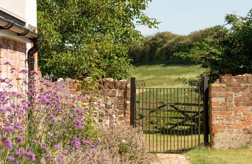 Ipswich House | River House - a historic holiday cottage that sleeps 8 guests in 4 bedrooms