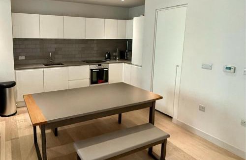 Royal Docks Apartment | River view balcony spacious 1 bed XL sofa & TV