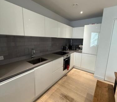 Royal Docks Apartment | River view balcony spacious 1 bed XL sofa & TV