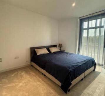 Royal Docks Apartment | River view balcony spacious 1 bed XL sofa & TV