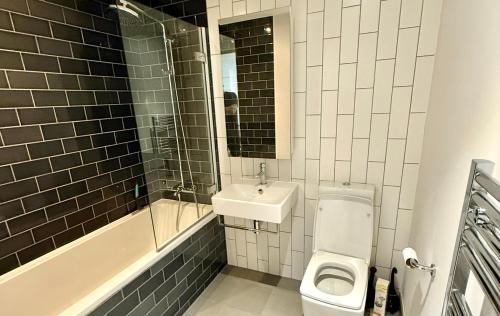 Royal Docks Apartment | River view balcony spacious 1 bed XL sofa & TV