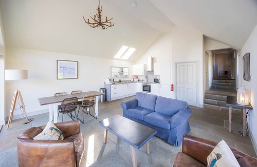 Killin Villa | Riverbank- Glass-Fronted Riverside Stay -Hot Tub