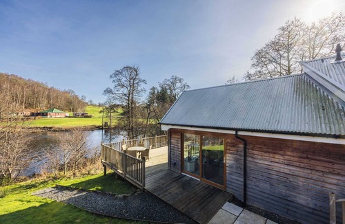 Killin Villa | Riverbank- Glass-Fronted Riverside Stay -Hot Tub