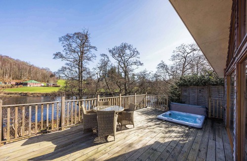 Killin Villa | Riverbank- Glass-Fronted Riverside Stay -Hot Tub