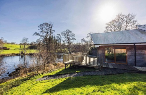 Killin Villa | Riverbank- Glass-Fronted Riverside Stay -Hot Tub