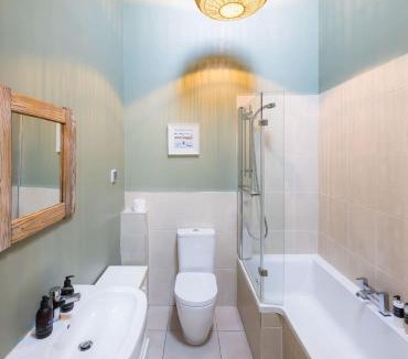 Killin Villa | Riverbank- Glass-Fronted Riverside Stay -Hot Tub