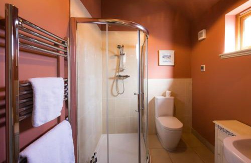 Killin Villa | Riverbank- Glass-Fronted Riverside Stay -Hot Tub