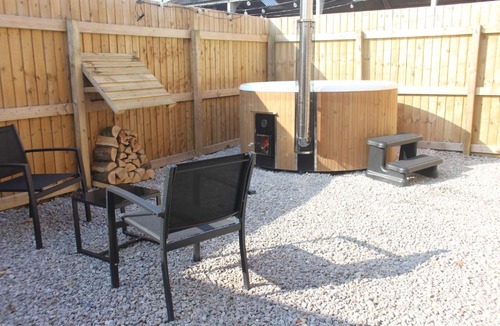 Storwood Apartment | Robin Cottage Luxury Barn with Wood-Fired Hot Tub