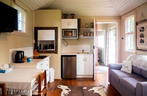 Danseys Pass Cottage | Romantic B&B Cottage Getaway on a Farm in the Countryside near Oamaru, South Island