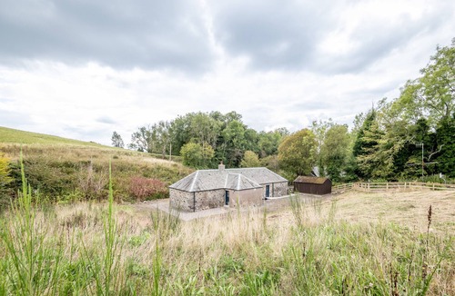 Monzie Cottage | Romantic cottage for two in Outlander location with historic castle tour