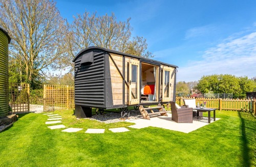 Howlett End House | Romantic glamping retreat Gin and Toffee in Thaxted, Essex