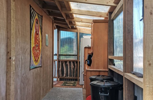Marahau House | Romantic retreat 3 min to beach in idyllic valley surrounded by native birdlife