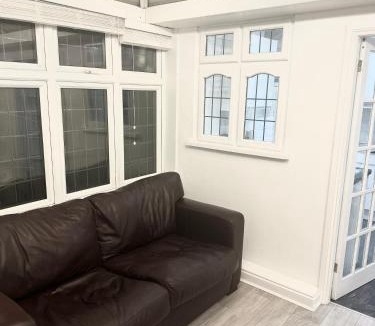 Gooshays Apartment | Romford spacious house with conservatory