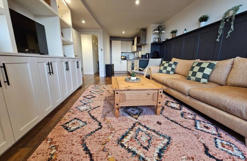 Leith Condo | Rooftop Retreat