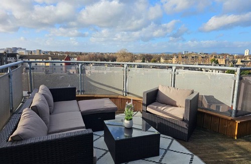 Leith Condo | Rooftop Retreat