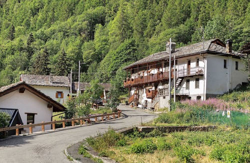 Ollomont Apartment | Room 3 – Quadruple with Mountain View, Balcony and Wi-Fi