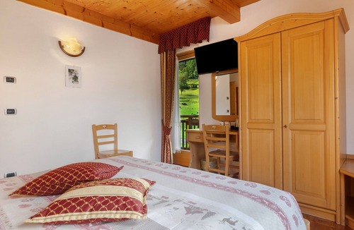 Caderzone Terme Apartment | Room 'Camera Doppia N 3' with Mountain View, Shared Garden and Wi-Fi