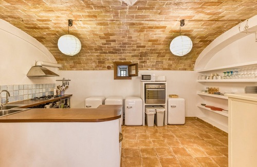Borrassa Apartment | Room 'Donzell' with Shared Pool, Wi-Fi, and Air Conditioning