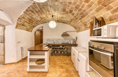 Borrassa Apartment | Room 'Donzell' with Shared Pool, Wi-Fi, and Air Conditioning