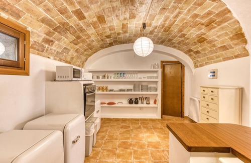 Borrassa Apartment | Room 'Donzell' with Shared Pool, Wi-Fi, and Air Conditioning