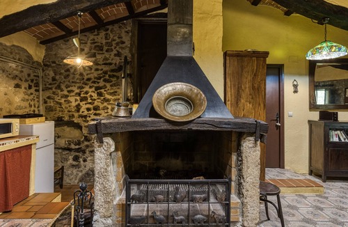 Montagut Apartment | Room 'Monastrell' with Mountain Views, Shared Pool and Terrace