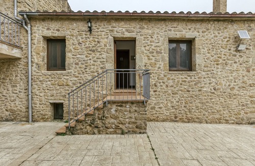 Pujals dels Pagesos Apartment | Room 'Tramuntana' with Shared Pool, Wi-Fi and Air Conditioning