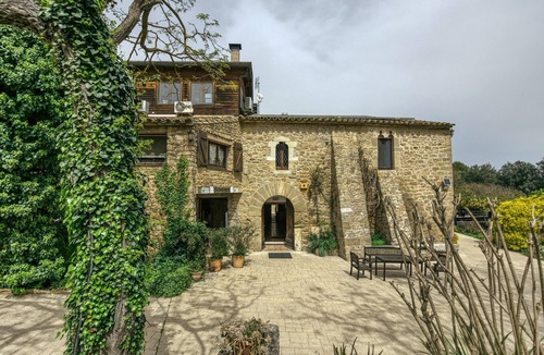Pujals dels Pagesos Apartment | Room 'Tramuntana' with Shared Pool, Wi-Fi and Air Conditioning