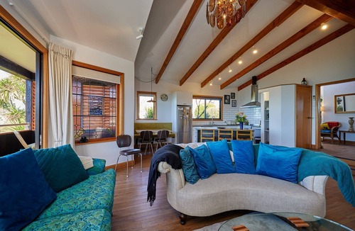 Kaikoura Villa | Room With a View - The Gallery - panoramic sea and mountain views
