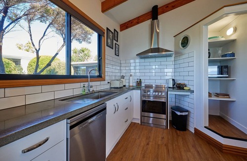Kaikoura Villa | Room With a View - The Gallery - panoramic sea and mountain views