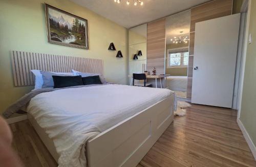 Southwest Calgary House | Room with Shared Bathroom - Stampede & Mountains