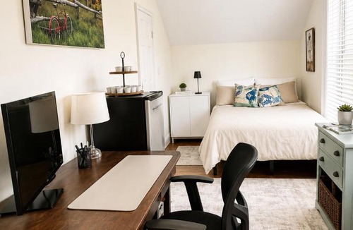 Lucknow House | Room with Workspace, Near Lake Huron