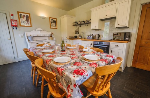 Gruline Cottage | Rose Cottage – Romantic Retreat on the banks of the River Aline
