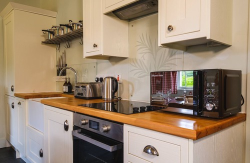 Gruline Cottage | Rose Cottage – Romantic Retreat on the banks of the River Aline