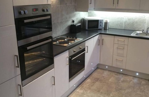 Rothesay Apartment | Rothesay - Apartment - Sleeps9 - PetsOK - Parking
