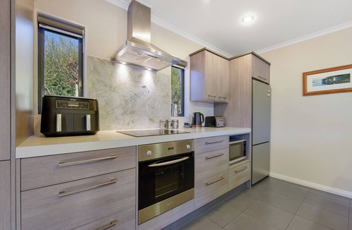 Ngaio Bay House | Roy-Al Retreat - Riwaka Holiday Home