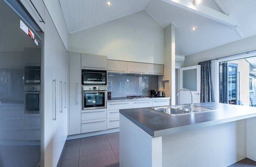 Wanaka House | Roy's Bay Luxury Accommodation