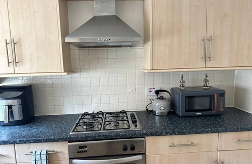 Runcorn House | Runcorn cozy 3-bed entire house
