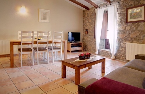 Capmany Villa | Rural house with pool and jacuzzi (Can Llobet - Requesens)