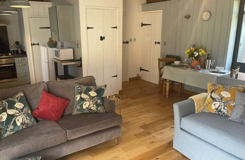 Stowmarket Apartment | Rural retreat - Sleeps 2-4 -Luxury Apartment - Dog Friendly
